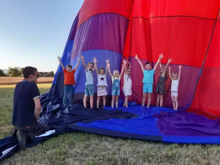 Le rangement de la montgolfière avec des enfants