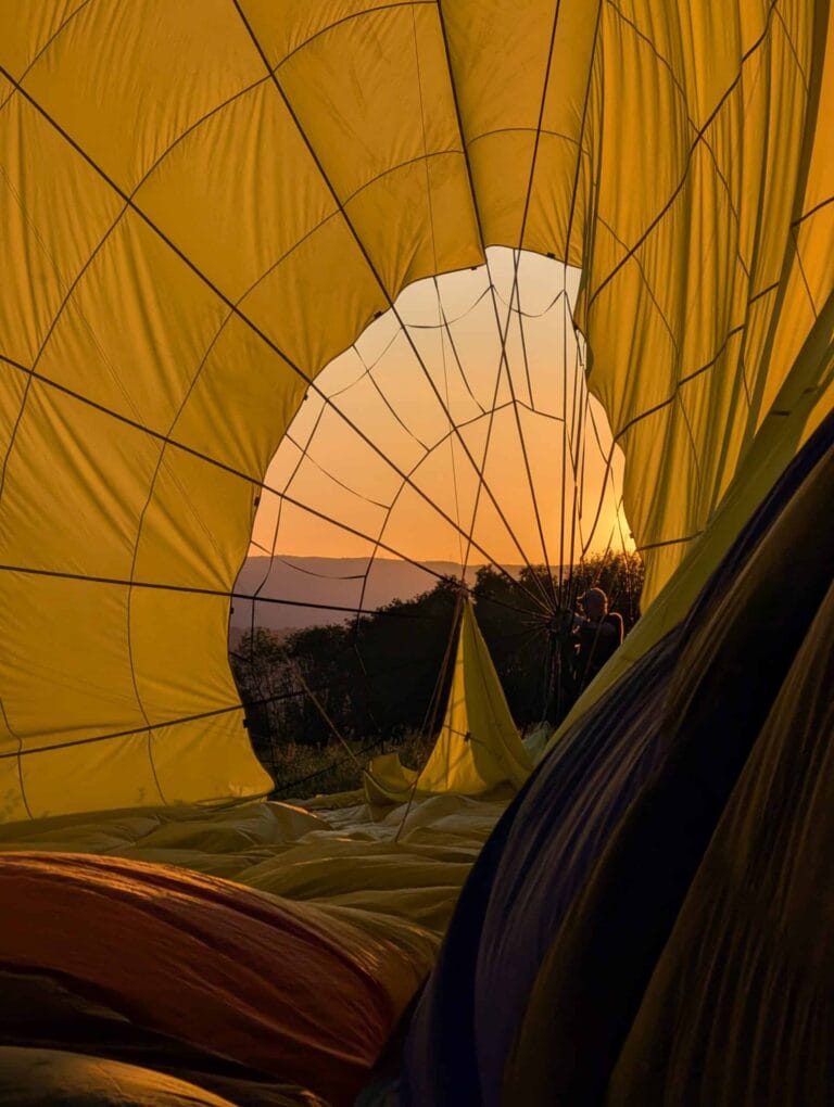 Vue de l’intérieur d’une montgolfière au lever du soleil